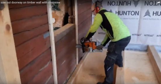 Dörrhål i timmervägg